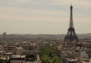 最近人気のAirbnbを利用してエッフェル塔の夜景が独り占めできるモダンなアパート in Paris,Terrace EIFFEL TOWER